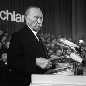 Konrad Adenauer am Rednerpult