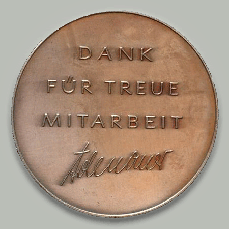 Medaille mit Text: "Dank für treue Mitarbeit" und Unterschrift Adenauers