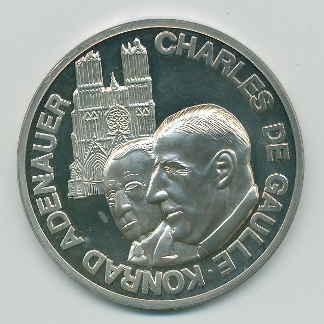 Medaille mit Abbild von Charles de Gaulle und Adenauer vor Notre Dame