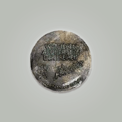 Bronzemedaille mit Text: "WIR STEHEN AUF DER SEITE DER FREIHEIT, 1876-1967"