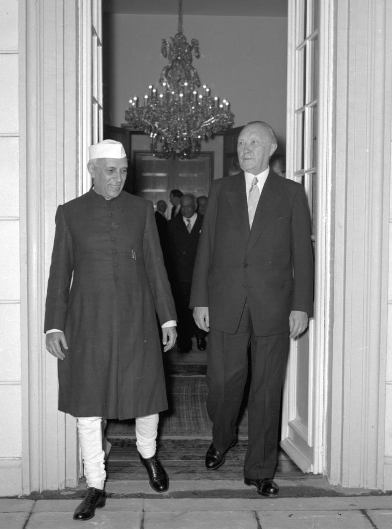 Bundeskanzler Konrad Adenauer steht neben Jawaharlal Nehru, Premierminister Indiens