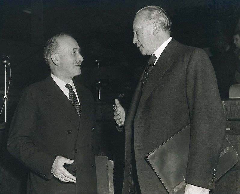 Jean Monnet spricht mit Konrad Adenauer.