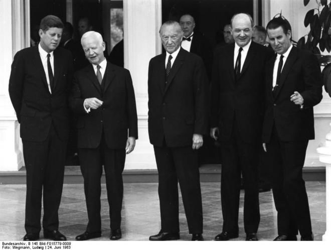 John F. Kennedy, Heinrich Lübke, Konrad Adenauer, Dean Rusk und Gerhard Schröder stehen nebeneinander.