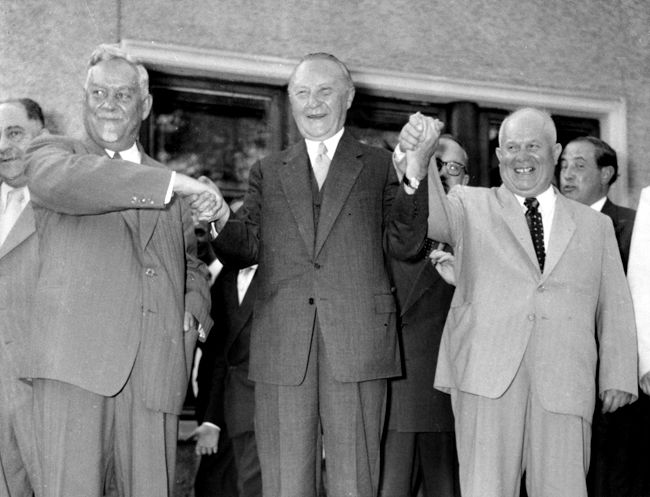 Konrad Adenauer schüttelt Nikolai Bulganin und Nikita Chruschtschow auf seiner Moskaureise die Hände