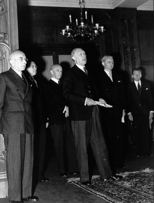 Schwarz-Weiss-Aufnahme von Konrad Adenauer bei der Vorstellung des 1. Kabinetts