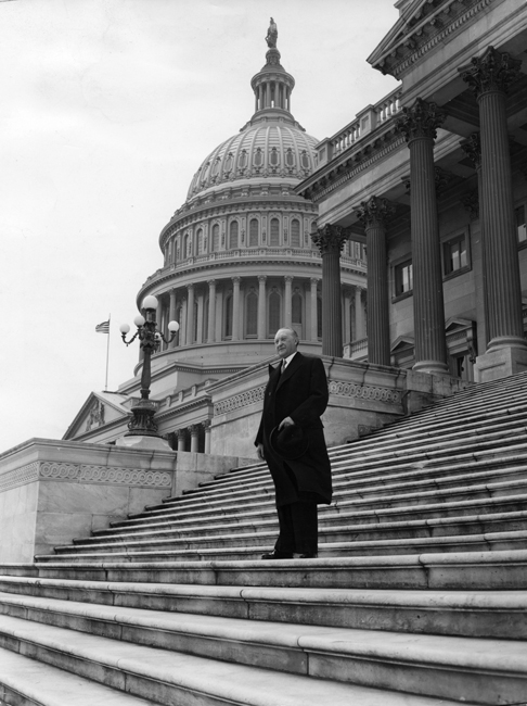 Schwarz-Weiss-Aufnahme von Konrad Adenauer auf den Stufen des Kapitols in Washington