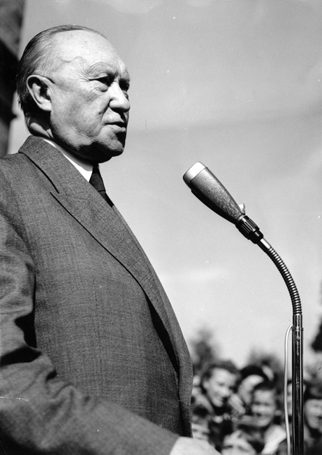 Schwarz-Weiss-Aufnahme von Konrad Adenauer vor einem Mikrofon