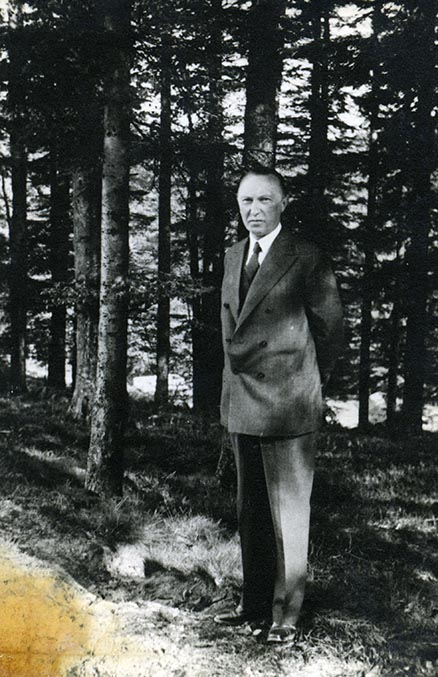 Schwarz-Weiss-Aufnahme von Konrad Adenauer im Wald