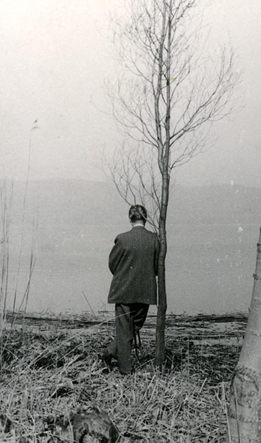 Schwarz-Weiss-Aufnahme von Konrad Adenauer an einen Baum gelehnt