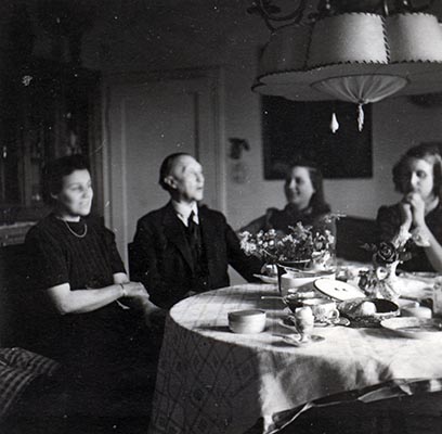 Schwarz-Weiss-Aufnahme vom Frühstück Adenauers mit seiner Familie