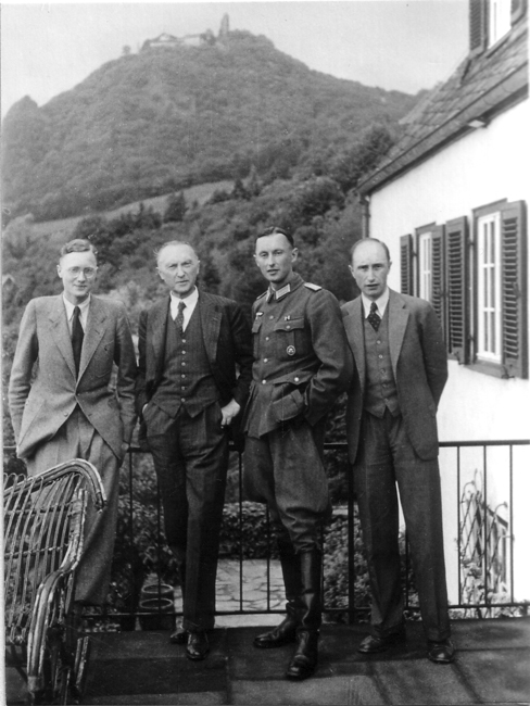 Schwarz-Weiss-Aufnahme von Konrad Adenauer mit seinen drei Söhnen
