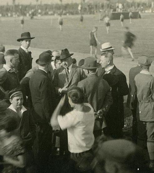 Schwarz-Weiss-Aufnahme von Konrad Adenauer beim Eröffnungsspiel des Müngersdorfer Stadions