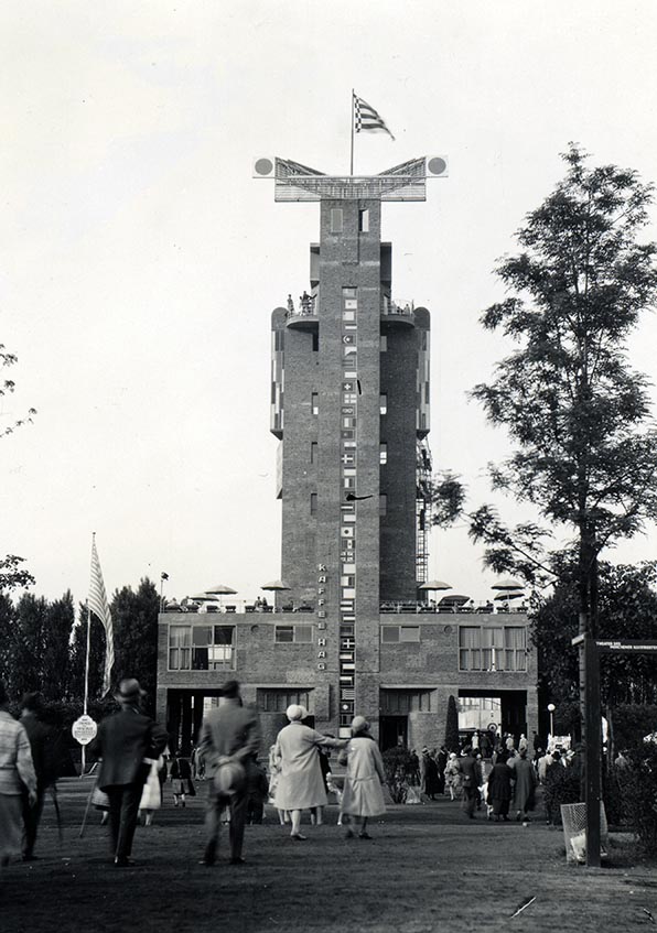 Schwarz-Weiss-Aufnahme von einem Gebäude mit hohem Turm