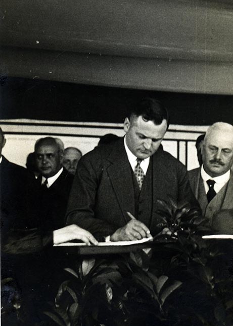 Schwarz-Weiss-Aufnahme von der Unterzeichnung der Dokumente