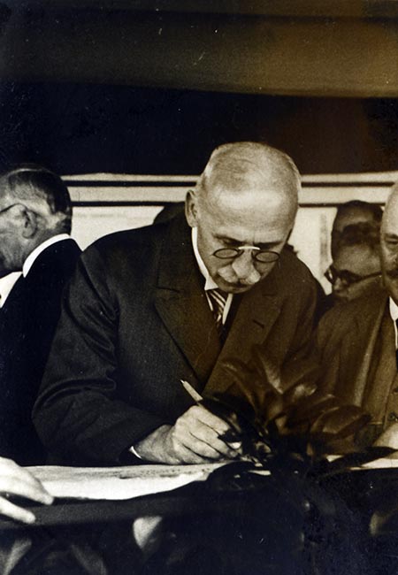 Schwarz-Weiss-Aufnahme von der Unterzeichnung der Dokumente