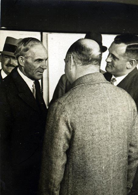 Schwarz-Weiss-Aufnahme von Konrad Adenauer in einer Gruppe