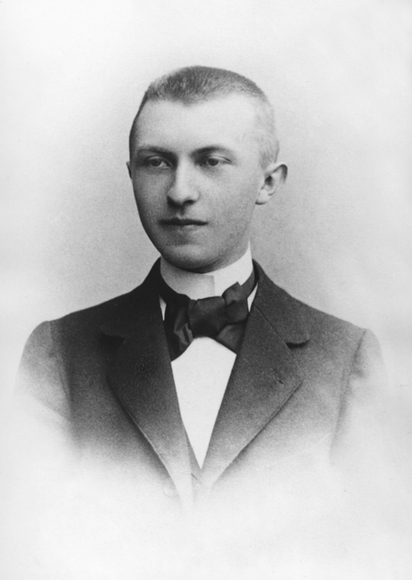 Schwarz-Weiß-Portraitaufname von Konrad Adenauer 1894