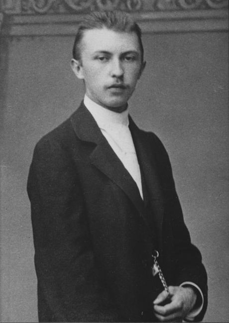 Schwarz-Weiss-Portraitaufnahme von Konrad Adenauer 1897