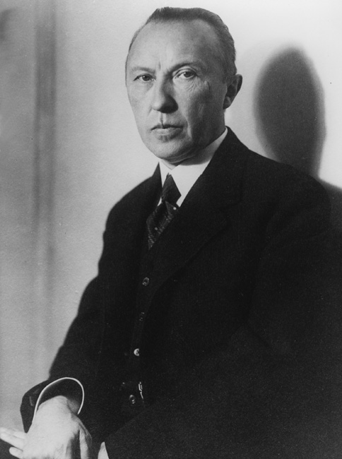 Schwarz-Weiß-Portraitaufname von Konrad Adenauer 1932