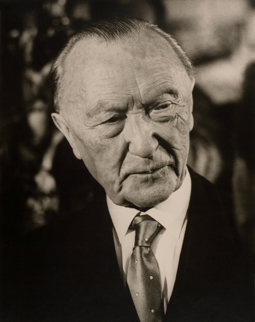 Schwarz-Weiß-Portraitaufname von Konrad Adenauer 1954