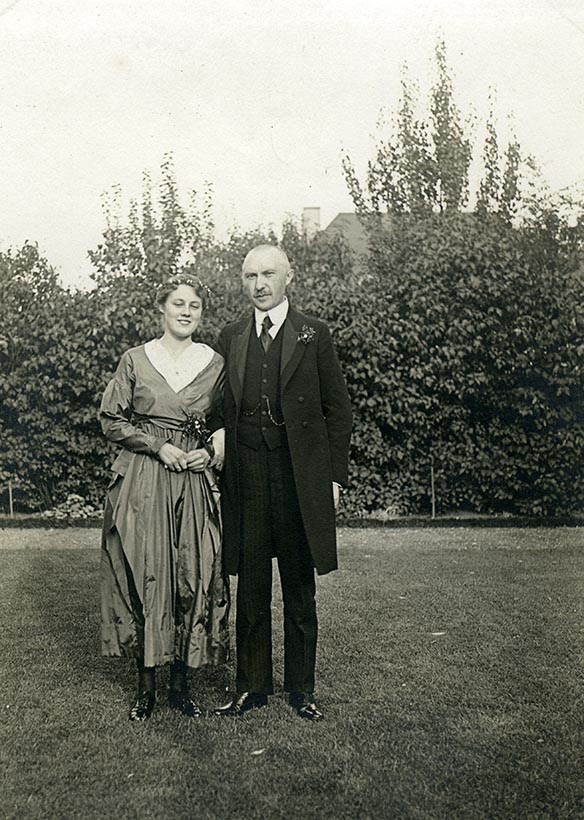 Schwarz-Weiss-Aufnahme von der Hochzeit mit Gussie Zinsser 1919