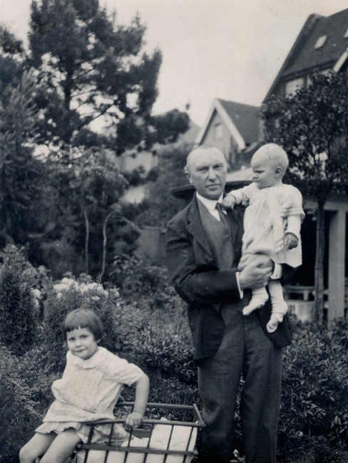 Schwarz-Weiss-Aufnahme von Konrad Adenauer mit Lotte und Libet 1929