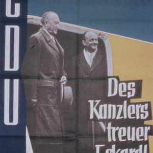 Plakat mit Adenauer und Eckardt auf blauem Hintergrund
