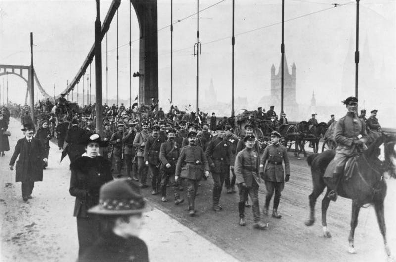 Rückkehrende deutsche Truppen überqueren den Rhein nach Köln-Deutz