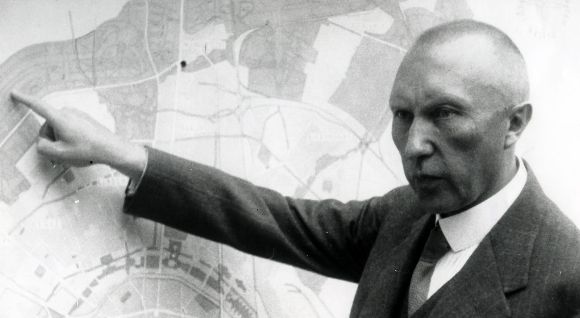 Oberbürgermeister Konrad Adenauer zeigt auf einen Stadtplan Kölns