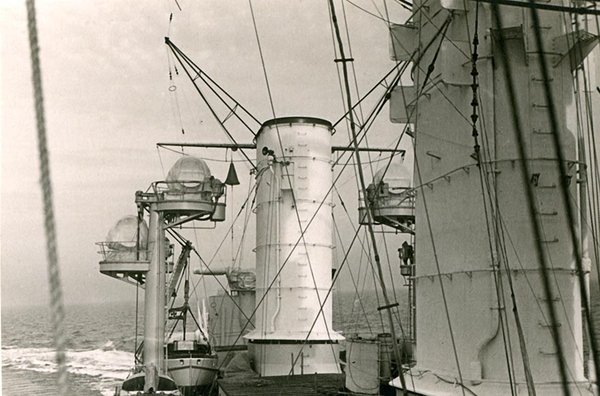 Schwarz-Weiss-Aufnahme von einem Schiff auf hoher See