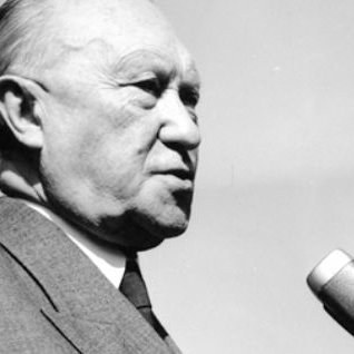 Adenauer hält eine Rede vor einem Mikrofon