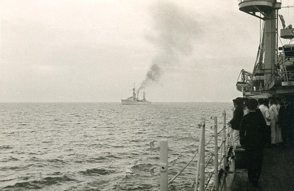 Schwarz-Weiss-Aufnahme von einem Schiff auf hoher See, ein weiteres Schiff am Horizont