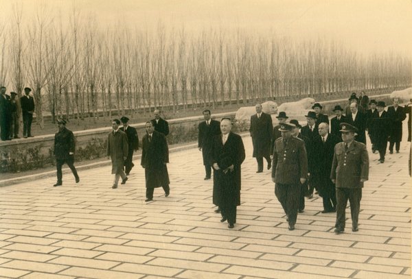 Schwarz-Weiss-Aufnahme von Konrad Adenauer auf einer breiten Straße