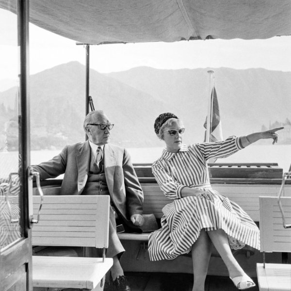 Konrad Adenauer mit Libet Werhahn sitzen auf einer Bank während einer Bootsfahrt