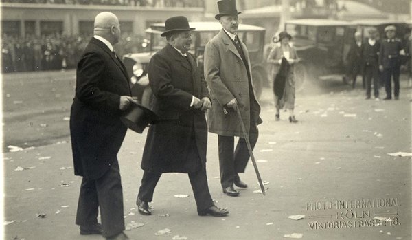 Schwarz-Weiss-Aufnahme von Konrad Adenauer mit zwei Männern