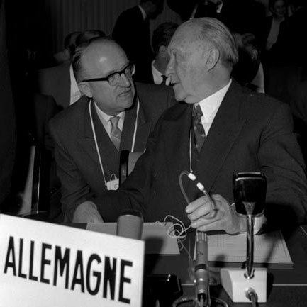 Bundeskanzler Konrad Adenauer im Gespräch mit Walter Hallstein, rechts neben ihnen sitzt Wilhelm Greve, Botschafter in den USA.
