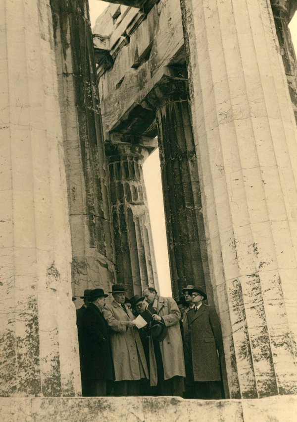 Schwarz-Weiss-Aufnahme von Konrad Adenauer in der Akropolis