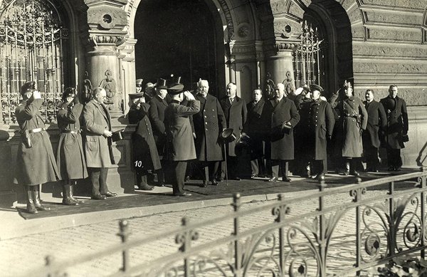Schwarz-Weiss-Aufnahme von Paul von Hindenburg in einer Gruppe Menschen vor einem Gebäudeeingang