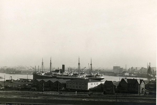 Schwarz-Weiss-Aufnahme von einem Schiff im Hafen