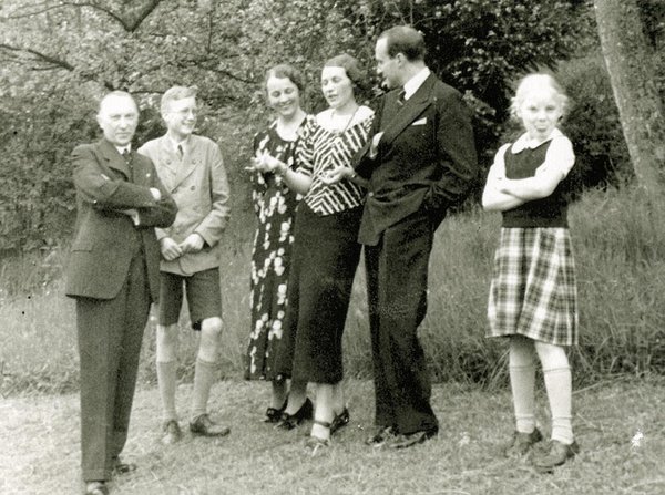 Schwarz-Weiss-Aufnahme von Familie Adenauer im Sommer 1936