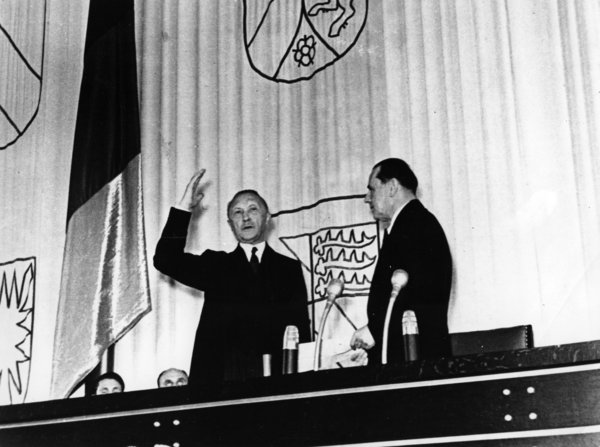 Schwarz-Weiss-Aufnahme von Konrad Adenauer neben Erich Köhler