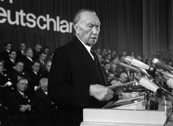Schwarz-Weiss-Aufnahme von Konrad Adenauer vor einem Rednerpult