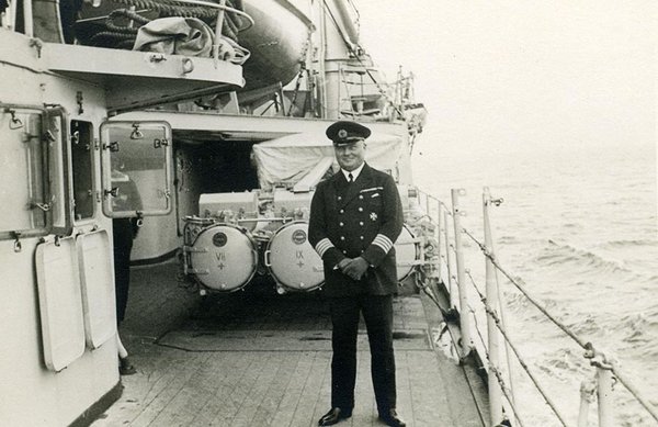 Schwarz-Weiss-Aufnahme von einem Kapitän auf einem Schiff