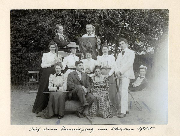 Schwarz-Weiss-Aufnahme vom "Tennisclub Pudelnass 1899" auf dem Tennisplatz