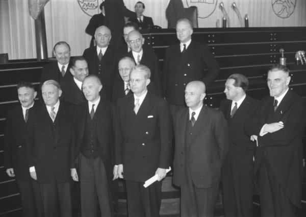 Schwarz-Weiss-Aufnahme vom Ersten Kabinett der Regierung Adenauers