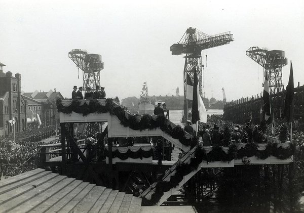 Schwarz-Weiss-Aufnahme von den festlich geschmückten Treppen und zahlreichen Menschen im Hafen