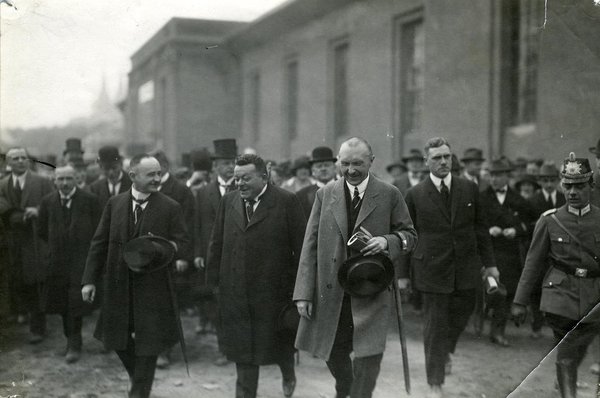 Schwarz-Weiss-Aufnahme von Konrad Adenauer und Reichspräsidenten Ebert umgeben von Menschen