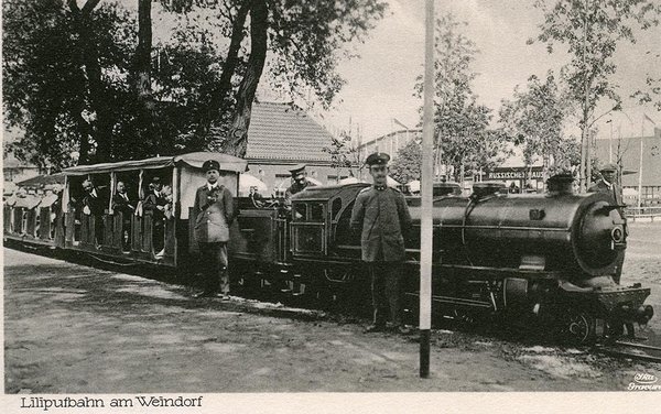 Schwarz-Weiss-Aufnahme von der Liliputbahn am Weindorf