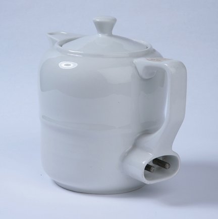 Weiße Teekanne aus Porzellan mit Heizstab 