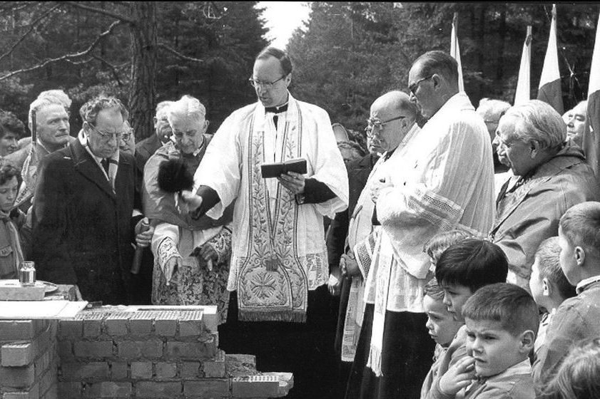 Prälat Paul Adenauer segnet den Grundstein der Michaelskapelle